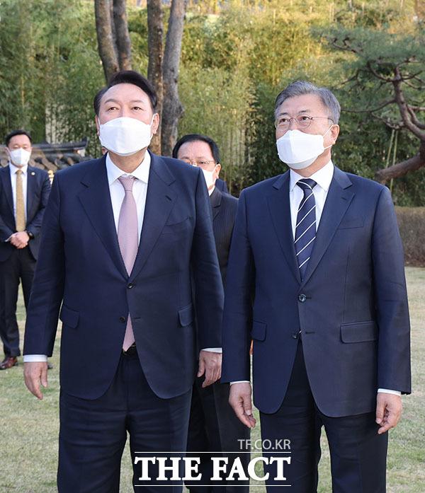 문재인 대통령과 윤석열 대통령 당선인이 28일 오후 청와대 상춘재에서 만찬 회동에 앞서 대화하고 있다. /뉴시스