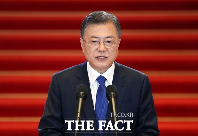 전 사위의 특혜채용 의혹과 관련해 재판에 넘겨진 문재인 전 대통령은 터무니없고 황당한 기소라며 윤석열 전 대통령 기소와 탄핵에 대한 보복성 기소라고 하지 않을 수 없다고 강하게 반발했다. /뉴시스
