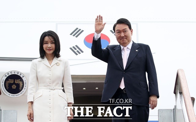 나토(NATO·북대서양조약기구) 정상회의 참석차 스페인 마드리드를 방문하는 윤석열 대통령과 부인 김건희 여사가 27일 경기도 성남 서울공항에서 공군1호기 탑승 전 손을 흔들어 인사하고 있다. 2022.06.27./뉴시스