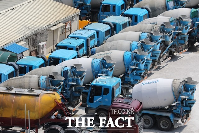 레미콘운송노조와 레미콘 제조사 간의 협상이 타결됨에 따라 4일부터 운송이 재개된다. /뉴시스
