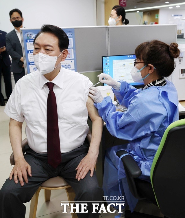 윤석열 대통령이 13일 오후 서울 중구보건소에서 코로나19 백신 4차 접종을 하고 있다. /뉴시스