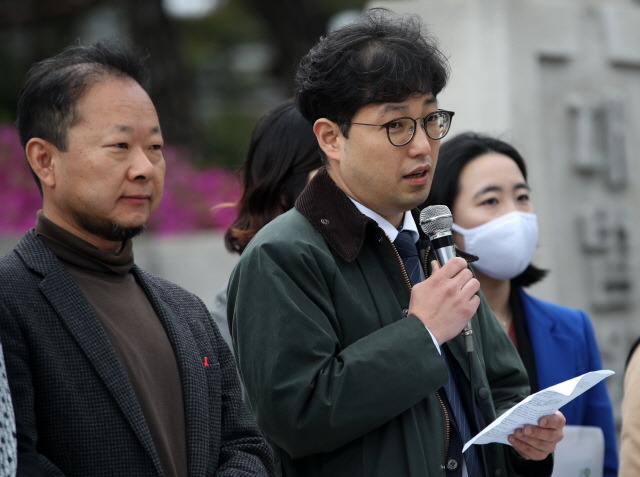 [서울=뉴시스] 박미소 기자 = 양홍석(왼쪽 두번째) 변호사가 17일 오전 서울 서초구 대법원 정문 앞에서 경제정의실천시민연합 주최로 열린 '제21대 비례대표 국회의원 선거소송 기자회견'에서 발언하고 있다. 경실련은 비례용 위성정당이 참여한 제21대 비례대표 국회의원 선거 무효 소송을 위한 소장을 대법원에 제출했다. 2020.04.17. misocamera@newsis.com