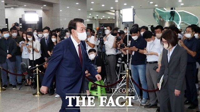 윤석열 대통령이 16일 오전 서울 용산 대통령실 청사로 출근하며 취재진 질문에 답한 뒤 집무실로 향하고 있다. /뉴시스