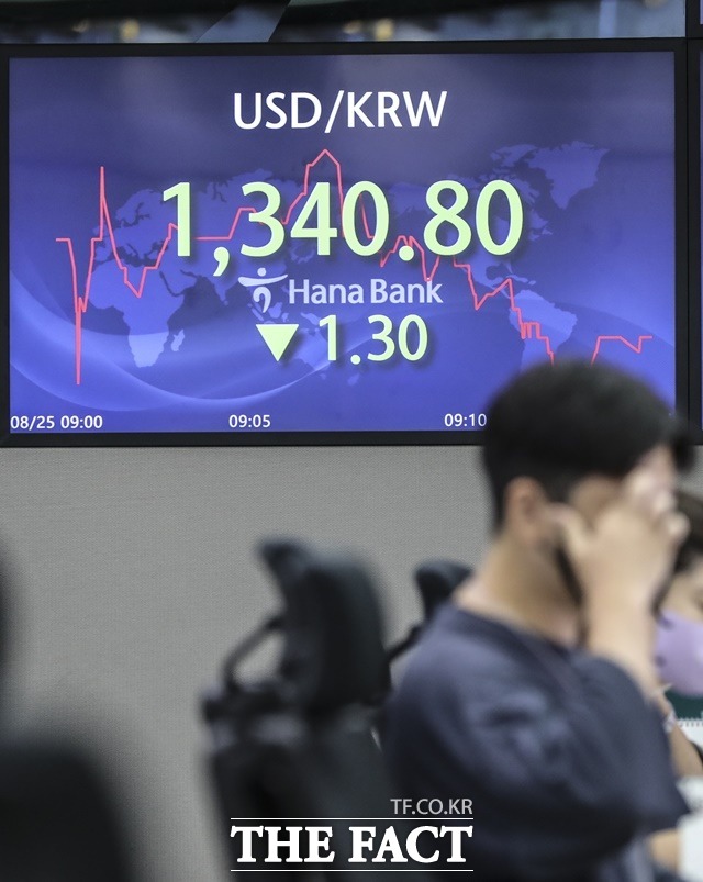 원·달러 환율이 전 거래일(1342.1원)보다 0.6원 내린 1341.5원에 시작한 25일 오전 서울 중구 하나은행 딜링룸 전광판에 지수가 표시된 모습. /뉴시스