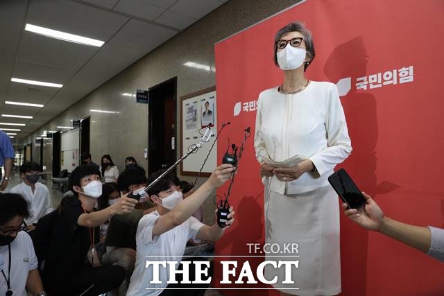 이양희 국민의힘 윤리위원장이 18일 오후 국회에서 열린 중앙당 윤리위원회 회의실 앞에서 기자들에게 발언하고 있다. /뉴시스