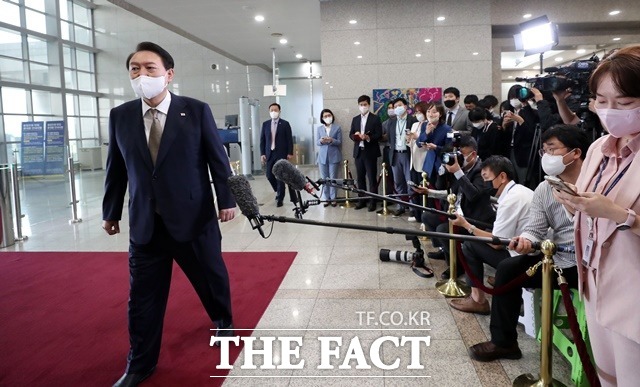 윤석열 대통령이 29일 오전 용산 대통령실 청사로 출근하며 '비속어 논란' 장기화에 대한 유감 표명을 할 뜻이 있느냐는 질문에 답하지 않고 집무실로 향하고 있다. /뉴시스