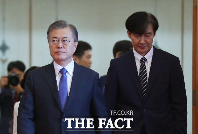 울산시장 선거 개입 사건으로 고발됐던 문재인 전 대통령, 조국 전 대통령실 민정수석, 임종석 전 비서실장이 검찰 재수사에서도 혐의없음 처분을 받았다. 사진은 2019년 법무부 장관 임명장 수여식 당시 문재인 대통령과 조국 전 수석.2019.09.09./뉴시스