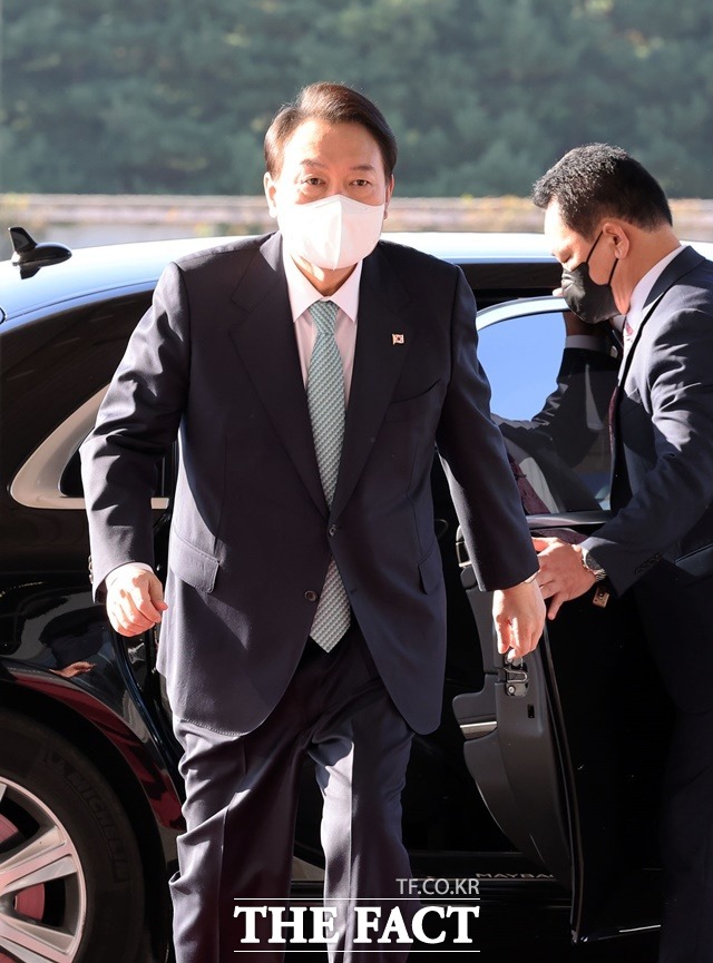 윤석열 대통령이 13일 오전 용산 대통령실 청사로 출근하고 있다. /뉴시스