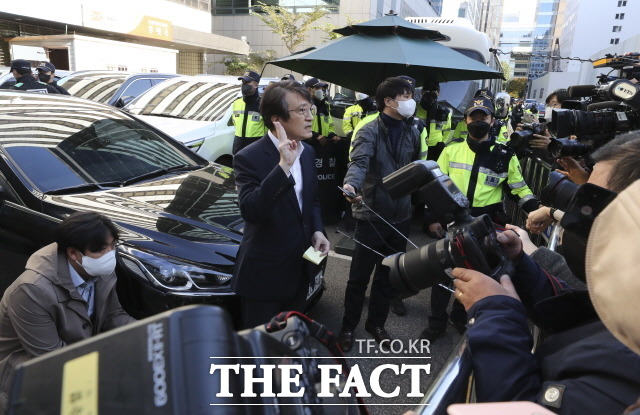 더불어민주당이 검찰의 민주연구원 압수 수색에 대해 강하게 반발하면서 수사를 지속할 경우 국정감사 중단 등 강력 대응에 나서겠다고 경고했다. 19일 서울 여의도 민주당사 앞에서 검찰의 민주연구원 압수수색과 관련해 브리핑하고 있는 김의겸 대변인. /국회사진취재단