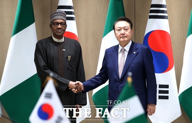 윤석열 대통령이 26일 오후 용산 대통령실 청사에서 무하마두 부하리 나이지리아 대통령과 정상회담에 앞서 기념촬영을 하고 있다. /뉴시스