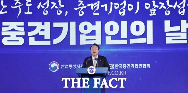 윤석열 대통령이 7일 서울 중구 더플라자호텔에서 열린 제8회 중견기업인의 날 기념식에서 격려사를 하고 있다. /뉴시스