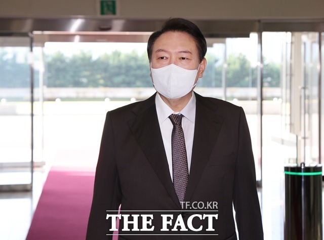 윤석열 대통령이 4일 서울 용산 대통령실에서 관계장관대책회의를 열고 화물연대 집단 운성거부 사태의 불법 행위에 대해 모든 행정력을 동원해 끝까지 추적하고 엄정하게 조치하라고 지시했다. /뉴시스