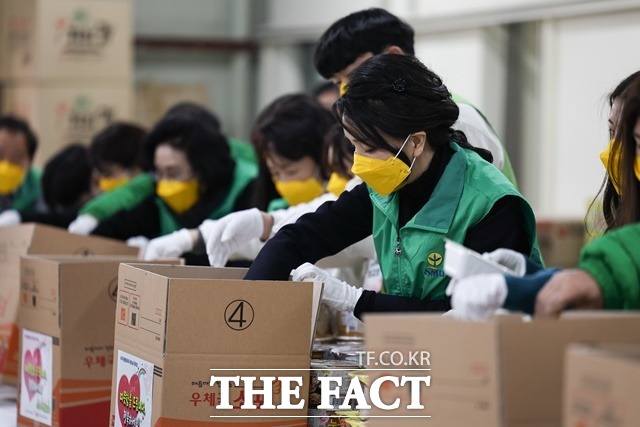 윤석열 대통령 부인 김건희 여사가 8일 오후 부산 부전동 부산진구새마을지회에서 쪽방촌 독거노인 등에 전달할 생필품 포장 봉사를 하고 있다. /대통령실 제공