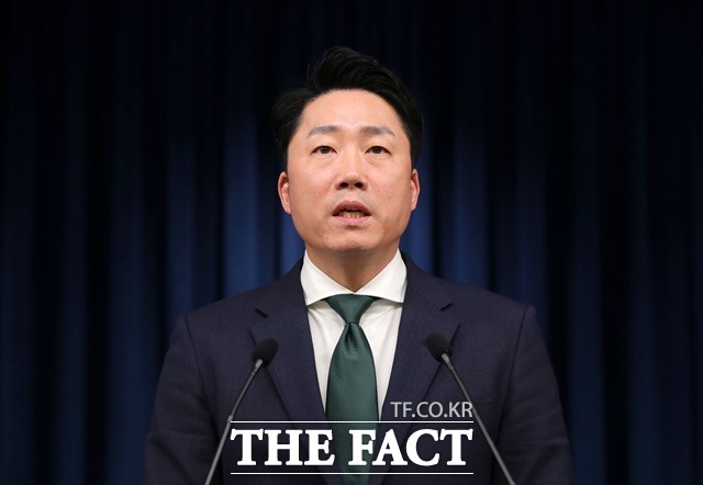 윤석열 대통령이 1월 1일 오전 10시 신년사를 생중계로 발표한다고 대통령실 이재명 부대변인(사진)이 29일 밝혔다. /뉴시스