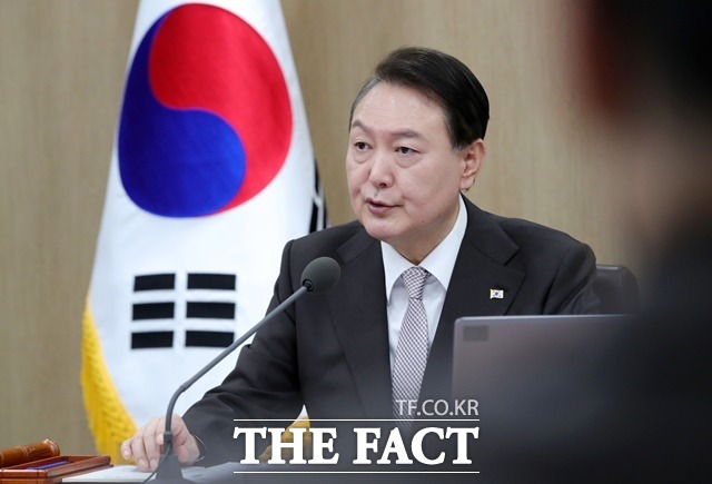 윤석열 대통령이 3일 오전 서울 용산 대통령실 청사에서 새해 첫 국무회의를 주재하고 있다. /뉴시스