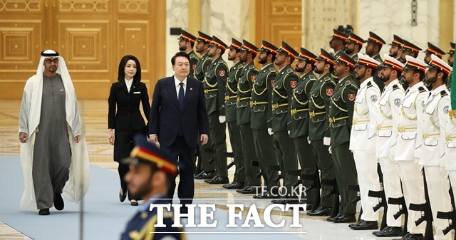 UAE를 국빈 방문한 윤석열 대통령과 김건희 여사가 15일(현지시간) 아부다비 대통령궁에서 열린 공식 환영식에서 무함마드 빈 자예드 알 나흐얀 대통령과 의장대를 사열하고 있다. /뉴시스