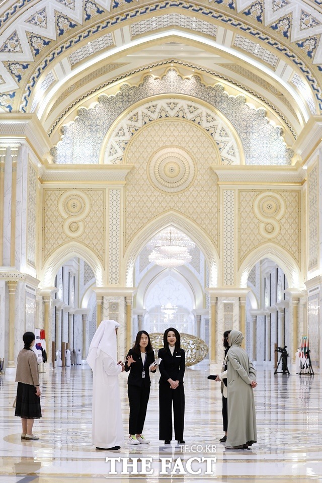윤석열 대통령 부인 김건희 여사가 15일(현지시간) 아부다비 대통령궁을 둘러보며 관련 설명을 듣고 있다. /뉴시스