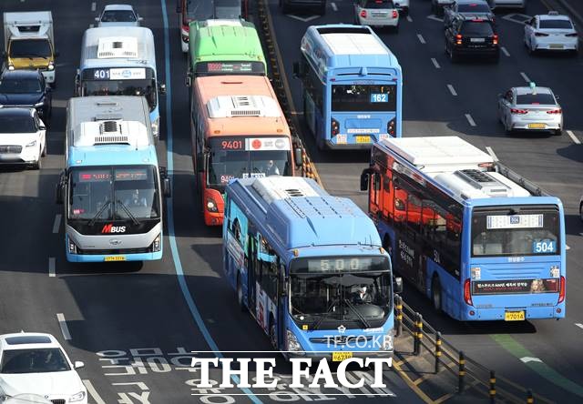 서울시가 시내버스 거리비례 요금제 검토 사실이 알려진 지 반나절 만에 철회를 결정했다. 오세훈 서울시장이 시민 부담을 우려해 재검토를 지시했다는 설명이다. 8일 서울 중구 서울역버스환승센터 모습. /뉴시스