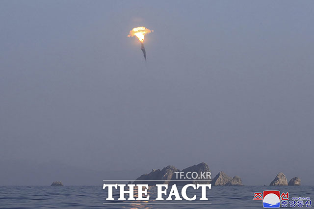 북한은 19일 오전 6시10분께 함경남도 신포 일대에서 동해상으로 미상의 탄도미사일 수 발을 발사했다.신포는 북한의 잠수함 건조와 운용, 잠수함발사탄도미사일(SLBM) 개발의 핵심 거점이기 때문에 관심을 끌고 있다./평양=AP/뉴시스