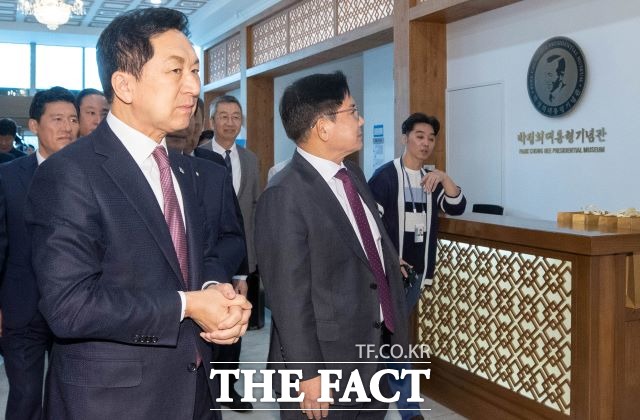 김기현 국민의힘 대표의 '박정희 기념관' 방문을 두고 보수층 결집을 위한 시도라는 분석이 제기된다. 최근 국민의힘은 지도부의 구설수와 전광훈 목사와의 '극우 손절' 논란 등으로 지지율 고전을 면치 못하고 있다. 김기현 국민의힘 당 대표가 14일 오전 서울 마포구 박정희대통령기념관을 방문해 전시물을 살펴보고 있다. /뉴시스