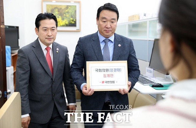 국민의힘 장동혁 원내대변인과 정희용 원내대표비서실장이 28일 오전 서울 여의도 국회 의안과에서 장경태 더불어민주당 의원에 대한 징계안을 제출하고 있다. /뉴시스