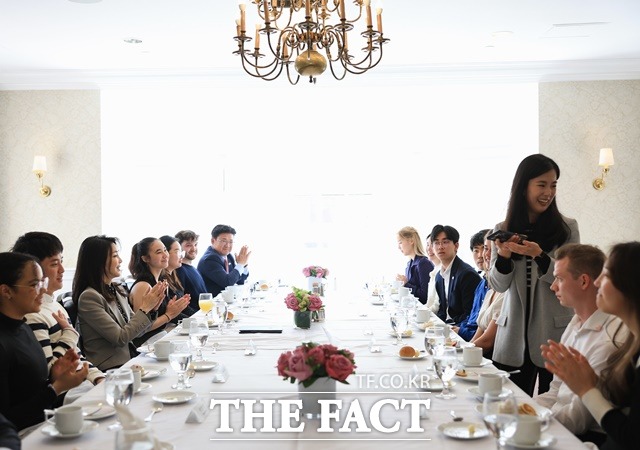 김건희 여사가 28일(현지시간) 보스턴에서 유학 중인 한인 학생과 현지 학생들을 만나 오찬을 하고 있다. /뉴시스