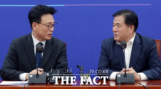 박광온 더불어민주당 원내대표는 대통령-여야 원내대표 회동 제안을 거절했다. 2일 국회에서 대화하는 이진복 대통령실 정무수석과 박광온 민주당 원내대표. /뉴시스