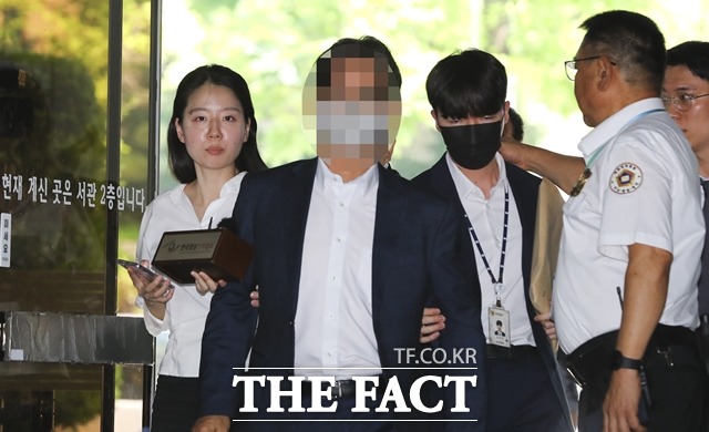 2021년 더불어민주당 전당대회 돈봉투 살포 의혹과 관련해 송영길 캠프의 자금관리 총책으로 지목된 전직 보좌관 박 모씨가 2023년 7월 3일 3일 서울 서초구 서울중앙지법에서 열린 구속 전 피의자 심문(영장실질심사)에 출석하고 있다./뉴시스