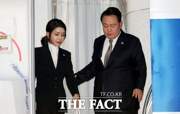 6박8일 간의 리투아니아·폴란드·우크라이나 순방을 마친 윤석열 대통령과 부인 김건희 여사가 17일 경기도 성남 서울공항에 도착해 공군 1호기에서 내리고 있다. 2023.07.17./더팩트 DB