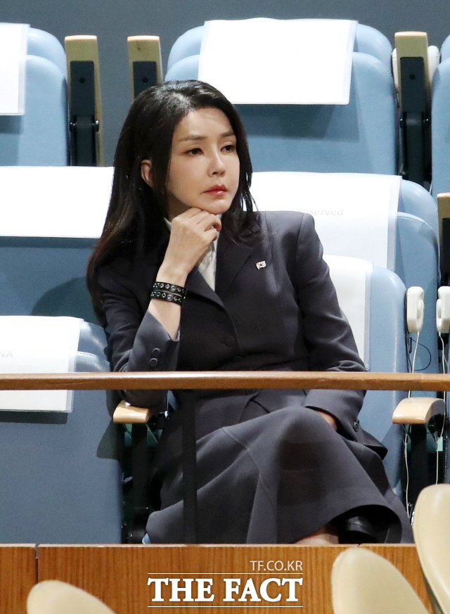 김건희 여사의 도이치모터스 주가조작 의혹이 경찰 내사 이후 13년 만에 일단 유죄로 밝혀졌다. 사진은 2023년 9월21일 뉴욕 유엔 총회장에서 윤석열 대통령의 기조연설을 경청하는 김건희 여사/뉴시스