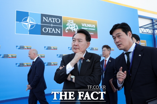 윤석열 대통령이 12일(현지시간) 북대서양조약기구(NATO·나토) 동맹국 및 파트너국 정상회의가 열리는 리투아니아 빌뉴스 리텍스포(LITEXPO)에 도착해 김승희 의전비서관과 대화하고 있다. (공동취재) 2023.07.12. photo1006@newsis.com/뉴시스