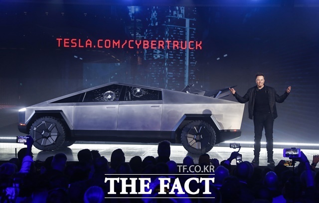 테슬라 주가가 상승세를 보이면서 일론 머스크 최고경영자(CEO)의 자산 가치가 사상 처음으로 5000억달러(약 702조원)를 넘어섰다. /AP. 뉴시스