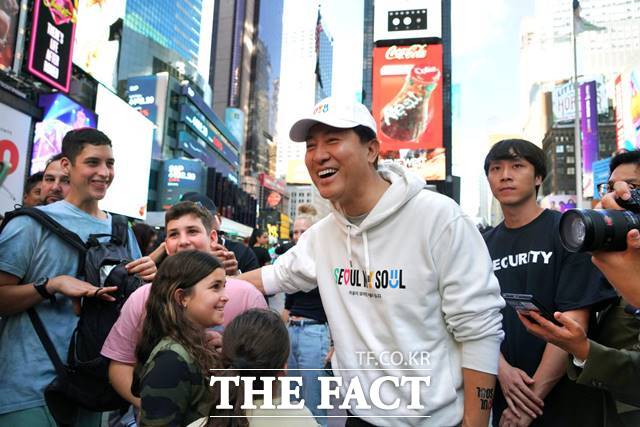 서울시가 공동의장도시로 참여하는 세계대도시협의회 창립 40주년 기념 총회가 오는 29일부터 10월 1일까지 사흘간 동대문디자인플라자(DDP)에서 열린다.  사진은 2023년 9월 20일(현지시간) 미국 뉴욕 타임스퀘어에 위치한 서울시 홍보관 일대에서 홍보활동을 하는 오세훈 시장. /뉴시스