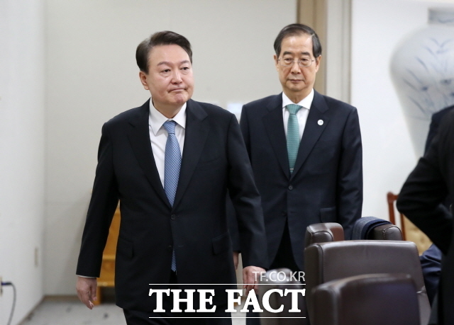 윤석열 대통령은 8일 부처 간 협력 활성화를 위한 장치를 마련해달라고 주문했다. 국무회의에 한덕수 국무총리와 함께 입장하고 있는 모습. /뉴시스