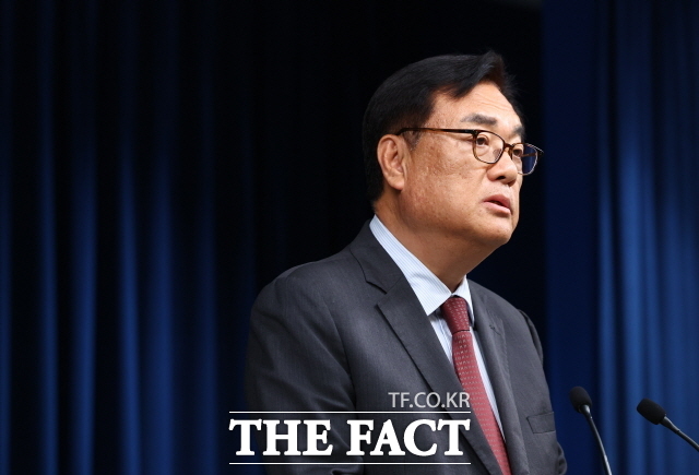 정진석 비서실장은 2일 서울 용산 대통령실 청사에서 야당의 '채상병 특검법' 단독 처리와 관련해 강한 유감을 표명하면서 엄중 대응을 예고했다. /뉴시스