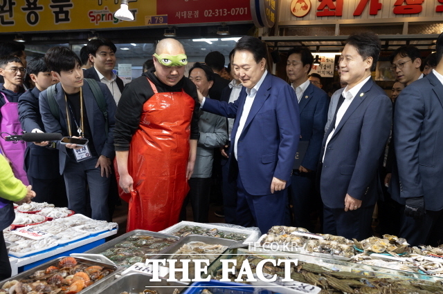 대통령실은 최근 윤석열 대통령의 '소주 발언'을 두고 야당이 비판하자 강한 유감을 표했다. 윤석열 대통령이 지난 10일 서울 서대문구 영천시장을 찾아 수산물 가게 상인과 대화하는 모습. /대통령실 제공