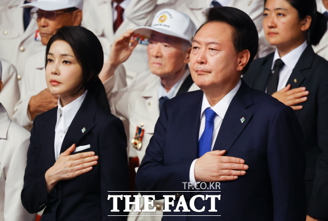 윤석열 대통령과 부인 김건희 여사가 25일 대구 북구 엑스코에서 열린 6·25전쟁 74주년 행사에서 국기에 대한 경례를 하고 있다. 2024.06.25./뉴시스
