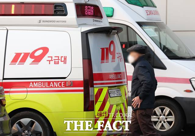 크리스마스 이브인 24일 새벽 서울 송파구에 위치한 아파트에서 화재가 발생해 주민 2명이 심정지 상태로 병원에 이송됐다. /뉴시스