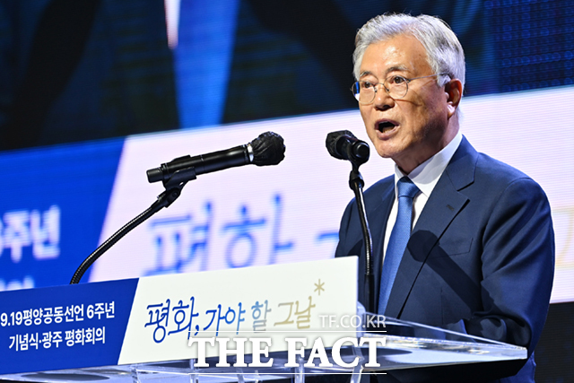 검찰이 전 사위의 특혜채용 의혹으로 문재인 전 대통령을 불구속 기소하자 더불어민주당은 시작부터 결론을 정해 놓은 짜맞추기 수사라며 윤석열 정치검찰의 최후의 발악이라고 질타했다. /뉴시스