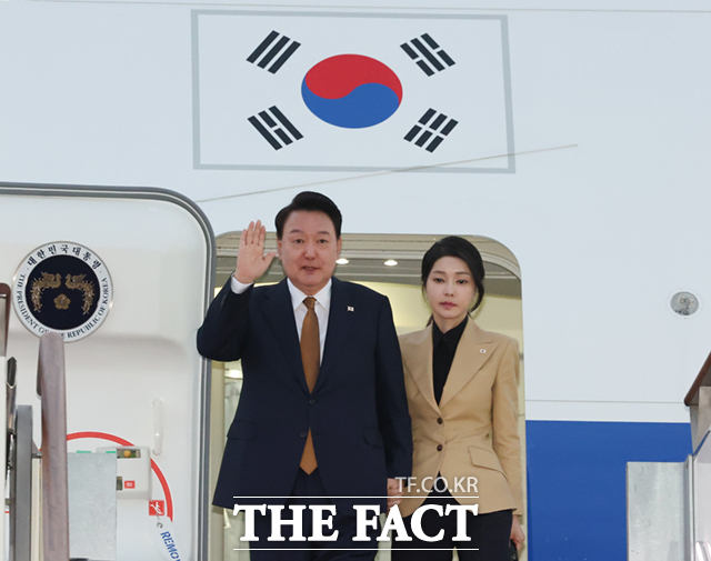 검찰이 지난 30일 건진법사 청탁 의혹과 관련 윤석열 부부의 사저를 압수수색한 가운데 김건희 여사에 대한 수사를 확대하고 있다. 사진은 윤석열 부부의 모습 /뉴시스