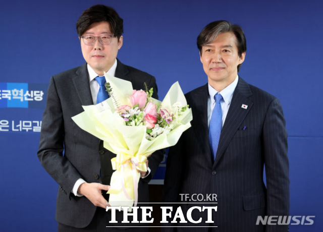 조국 조국혁신당 대표가 지난해 3월11일 오전 서울 여의도 조국혁신당 당사에서 열린 전문가 입당식에서 이규원 전 대구지검 부부장검사에게 꽃다발을 전달한 후 기념촬영을 하고 있다./뉴시스