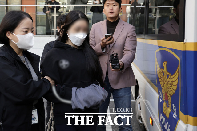 강남에서 무면허로 8중 추돌사고를 낸 피의자 김모씨가 2024년 11월7일 서울 강남경찰서에서 구속 송치되고 있다. /뉴시스