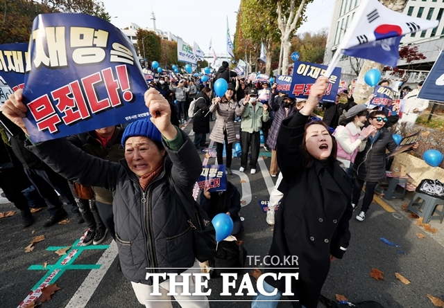 25일 서울 서초구 서울중앙지검 인근에서 열린 검찰 규탄 집회에서 이재명 더불어민주당 대표가 위증교사 혐의 1심에서 무죄를 선고받자 지지자들이 기뻐하고 있다. /뉴시스