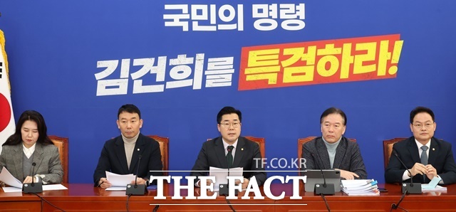 박찬대(가운데) 더불어민주당 원내대표가 1일 오전 서울 여의도 국회에서 2025년 예산안 및 순직해병국정조사 계획 기자간담회를 하고 있다. /뉴시스
