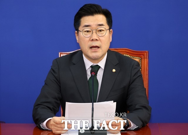 박찬대 더불어민주당 원내대표가 1일 오전 서울 여의도 국회에서 열린 2025년 예산안 및 순직해병국정조사 계획 기자간담회에서 발언하고 있다. /뉴시스