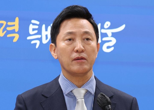 오세훈 서울시장이 4일 오후 서울 중구 서울시청 브리핑룸에서 계엄사태와 관련한 서울시 입장을 발표하고 있다. /뉴시스