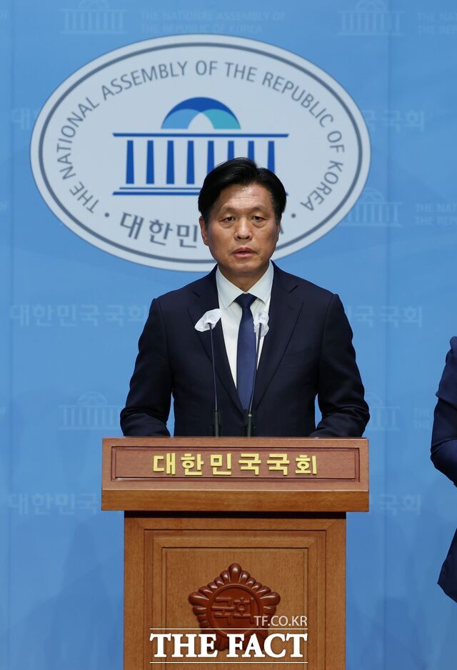 조승래 민주당 수석대변인은 4일 오전 국회 소통관에서 기자회견을 열고 윤석열 대통령과 김용현 국방부장관, 이상민 행안부장관을 내란죄로 고발하고 탄핵을 추진하겠다고 밝혔다. /뉴시스