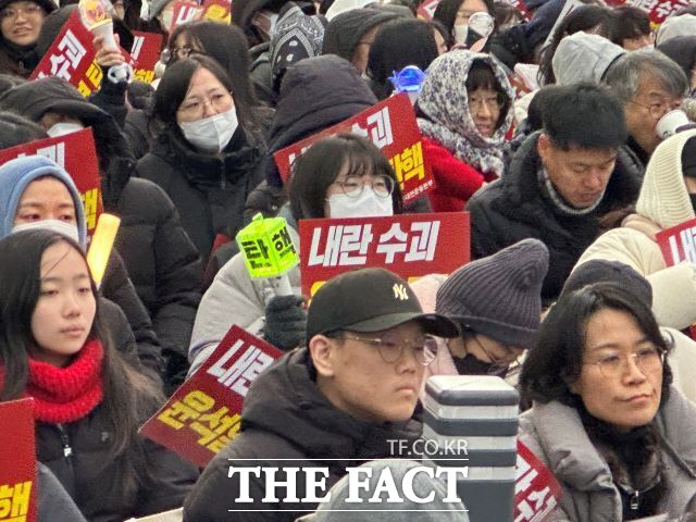 7일 오후 대전 서구 둔산동 은하수네거리 일대에서 열린 윤석열 정권 퇴진 집회에서 한 시민이 탄핵이라고 적힌 응원봉을 들고 퇴진을 외치고 있다. /뉴시스