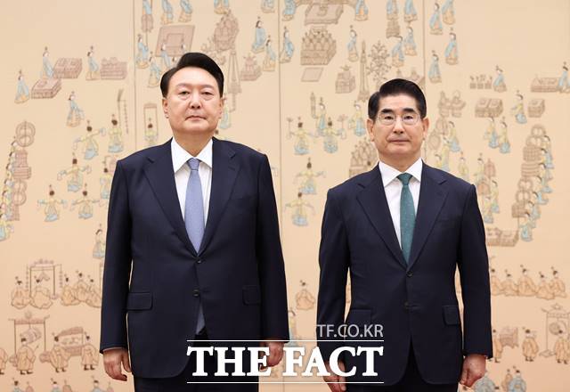 내란 사건을 수사하는 조은석 특별검사팀이 수사 개시 두 달을 넘어 세달을 향하고 있다. 사진은 지난해 9월6일 국방부 장관 임명작 수여식에서 포즈를 취한 윤석열 대통령과 김용현 전 장관 2024.09.06./뉴시스