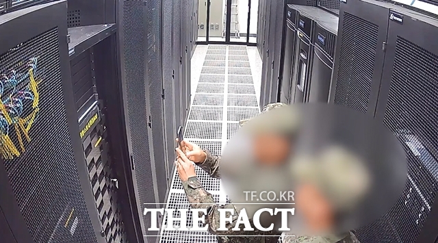 국회 행정안전위원회는 지난 3일 계엄령 선포 당시 선거관리위원회에 투입된 계엄군이 선관위 시스템 서버를 촬영하는 장면이 담긴 CCTV를 공개했다. /뉴시스